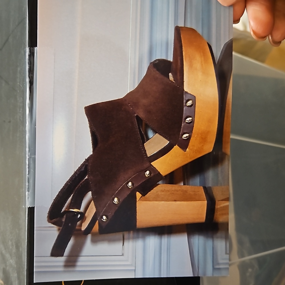 NWT Koolaburra size 9 coffee Khloe block wedge gold accents